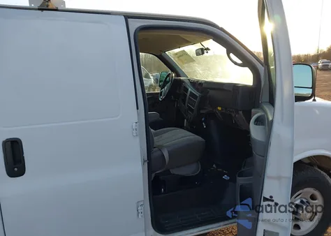 2015 Chevrolet Express 2500 Work Van z USA, uszkodzony, nr VIN 1GCWGFCF8F1152135